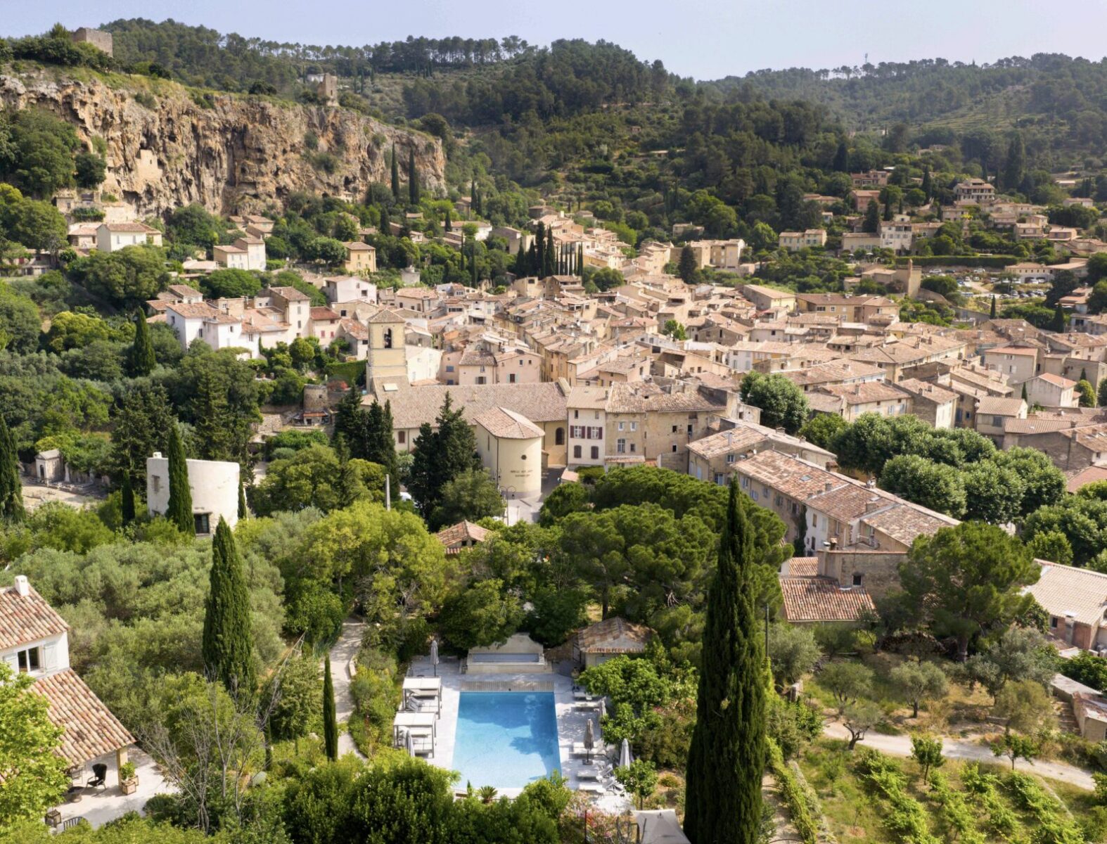 LUXURIA LIFESTYLE INTERNATIONAL MAGAZINE REVIEWS LOU CALEN IN PROVENCE FRANCE