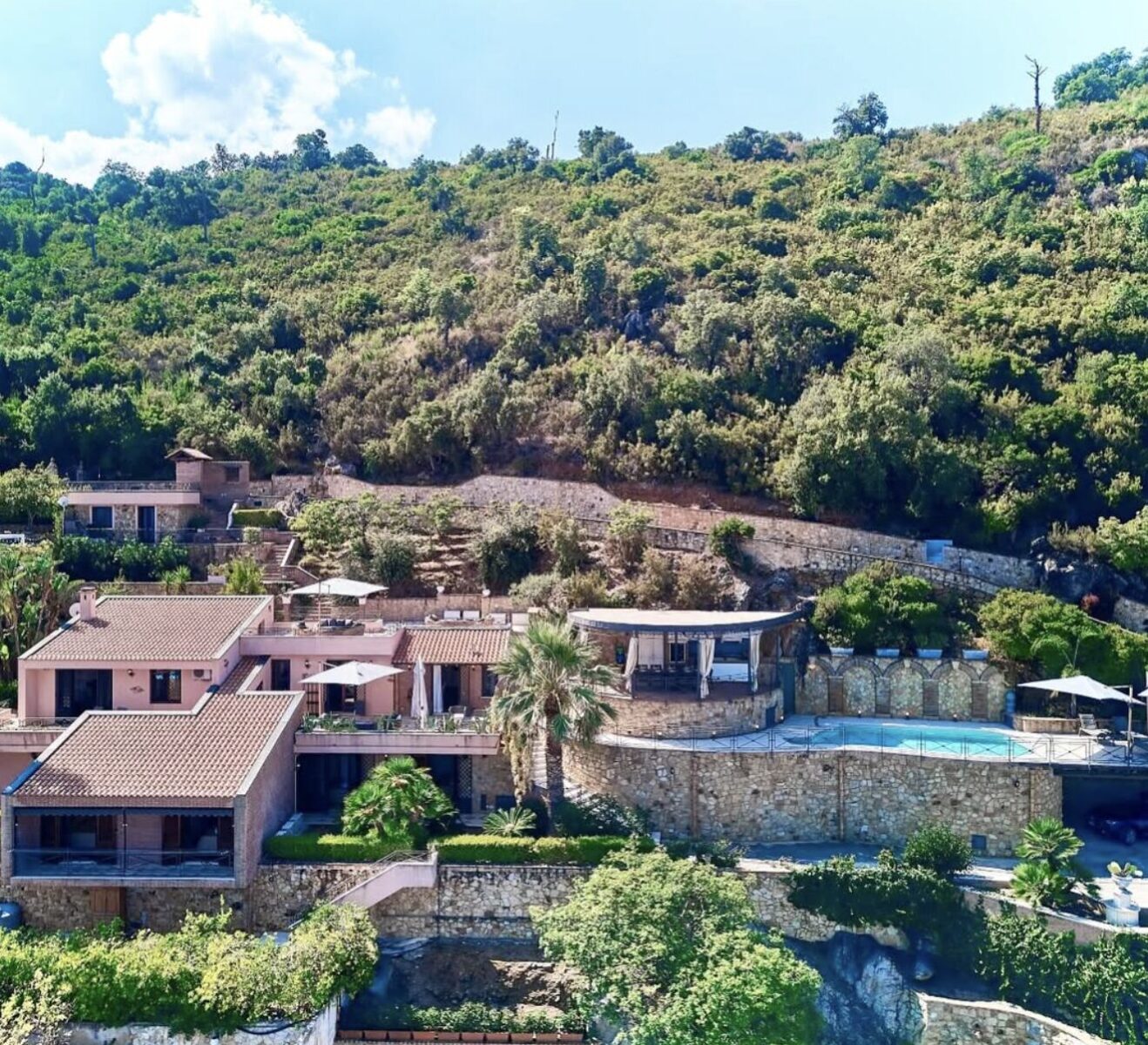 LUXURIA LIFESTYLE INTERNATIONAL MAGAZINE WELCOMES WISH SICILY QUALITY VILLAS