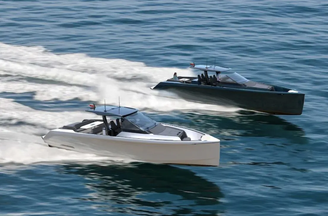 White and dark electric Sialia 45 Sport yachts speeding across ocean, leaving white wakes.