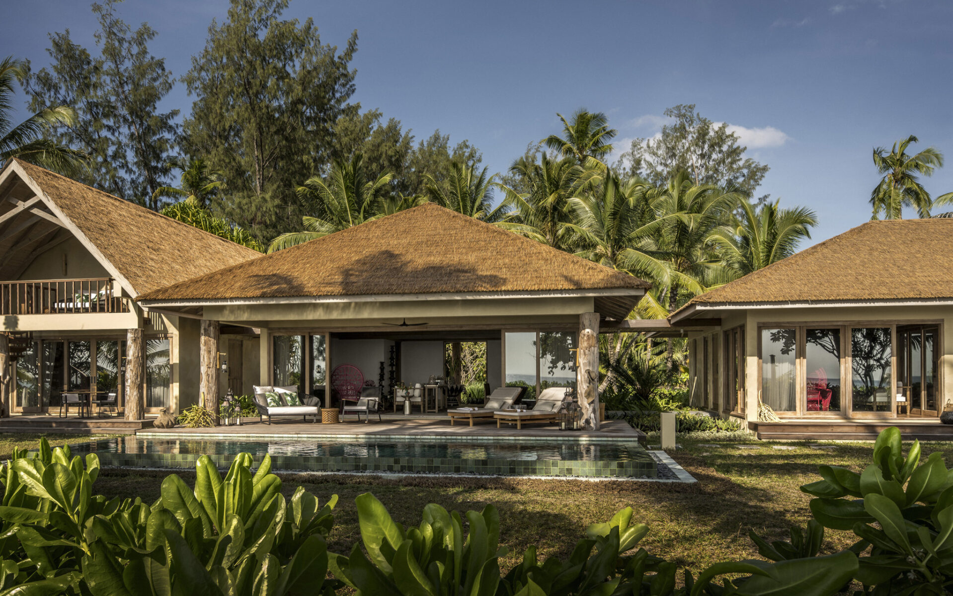 LUXURIA LIFESTYLE MAGAZINE WELCOMES & REVIEWS THE FOUR SEASONS DESROCHES IN THE SEYCHELLES